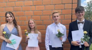 Wurden für ihre besonderen Leistungen geehrt (von links): Rotary-Preisträgerin Jette Justina Stumpe und die Jahrgangsbesten Elisa Weege, Phillip Kampen und Rafael Wiebe.